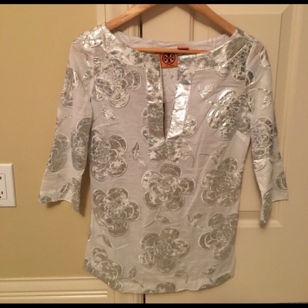 🌸 NWT Tory Burch floral top silver metallic
